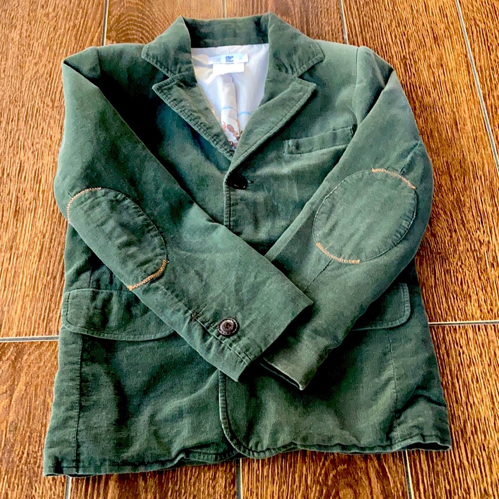 Very cute jacket for boys. The color is green kaki.